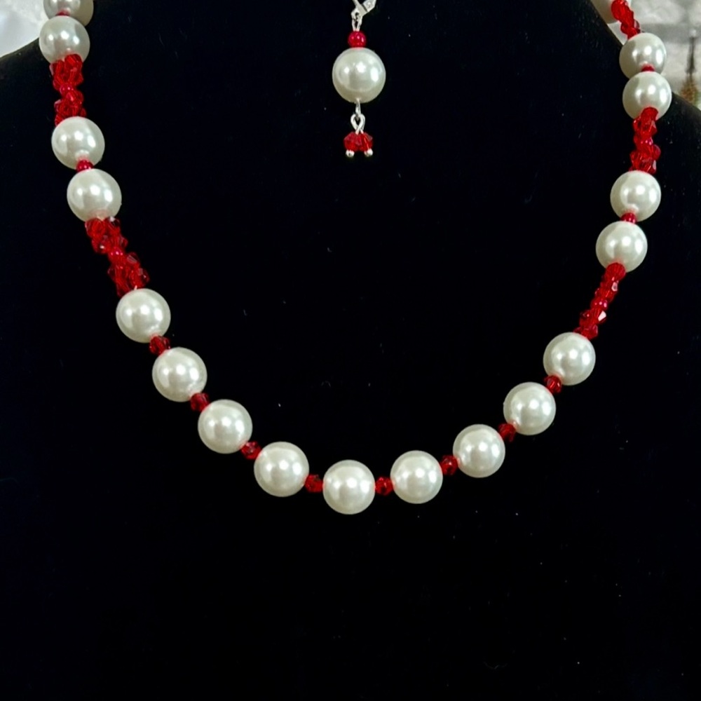 Elegant White and Red Pearl Necklace